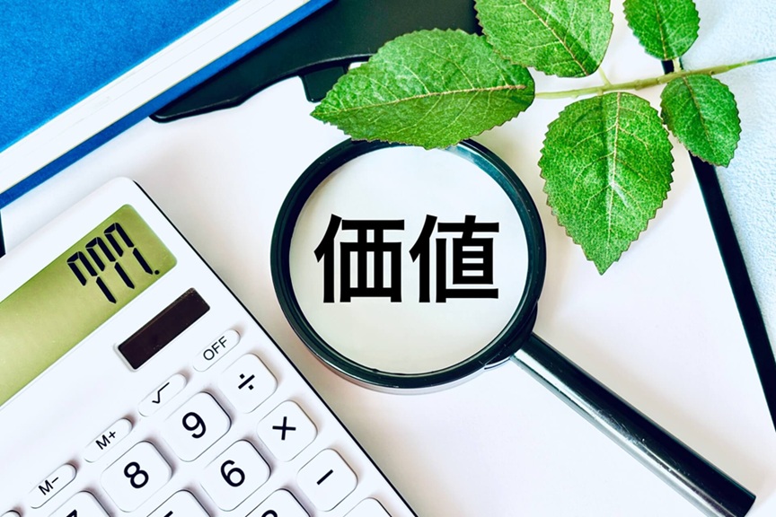 電卓と緑の葉と価値の文字