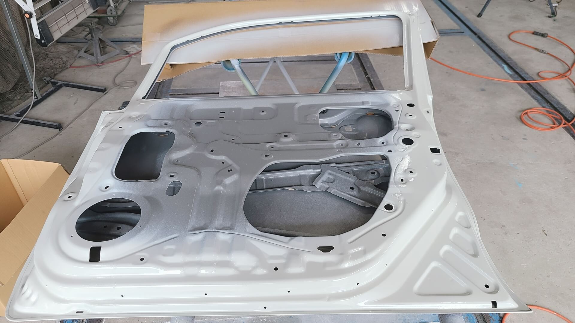 製造過程の車のドア内側パネル