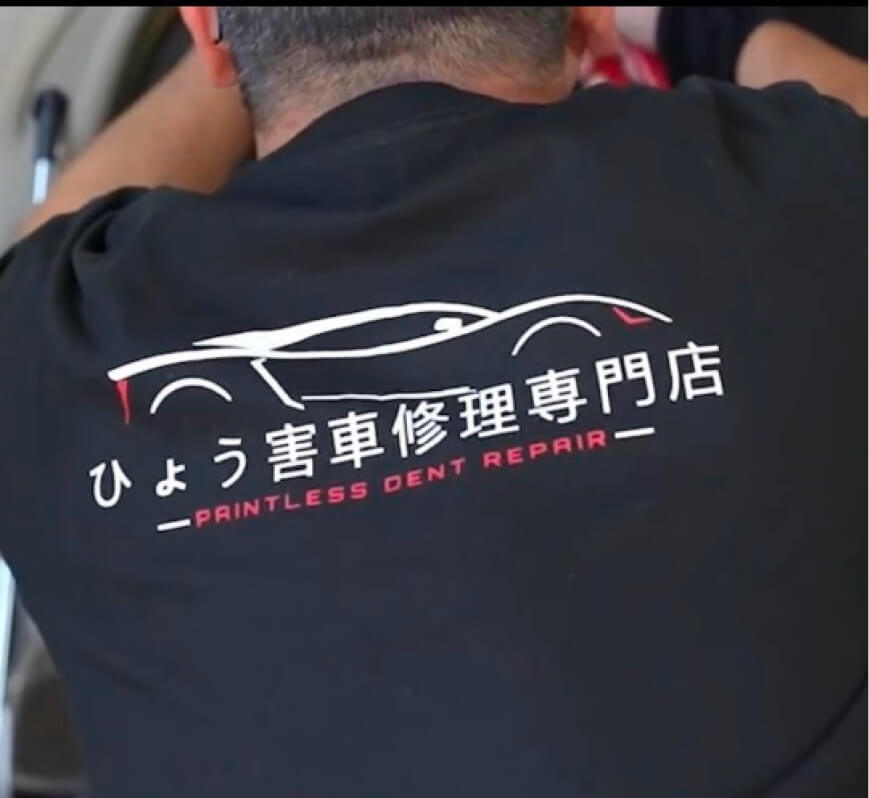 黒いシャツの背中に印刷された車のロゴ
