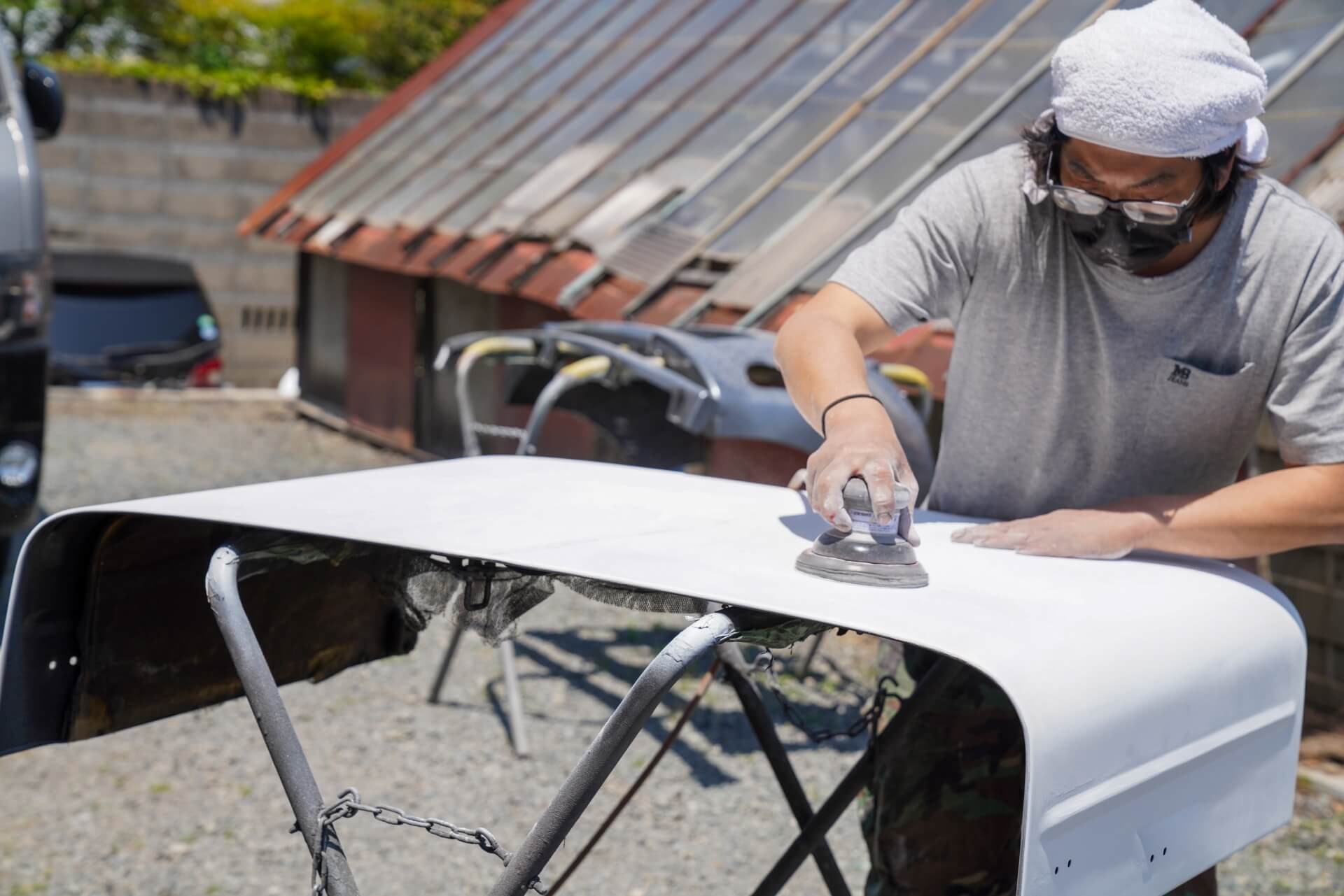 車の部品を研磨する作業員