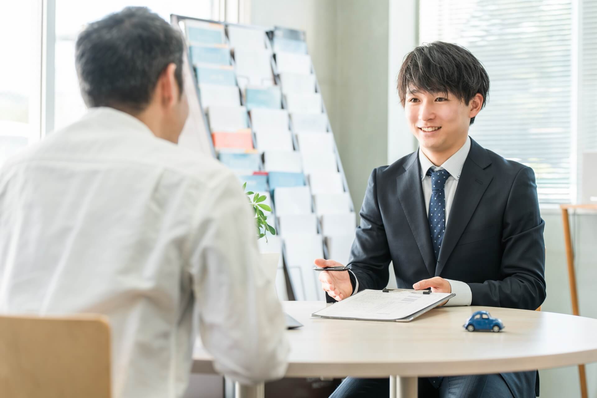 ビジネスマンと話すスーツの若者